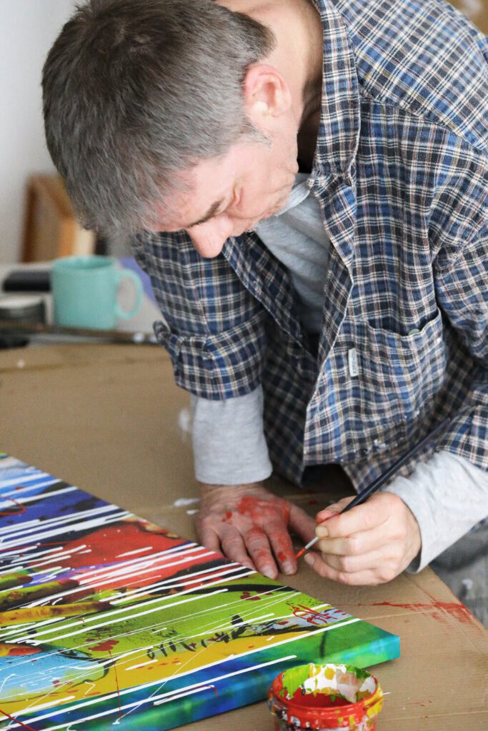 Künstler Jörg Düsterwald arbeitet in seinem Atelier an einem Gemälde-Bildwerk.