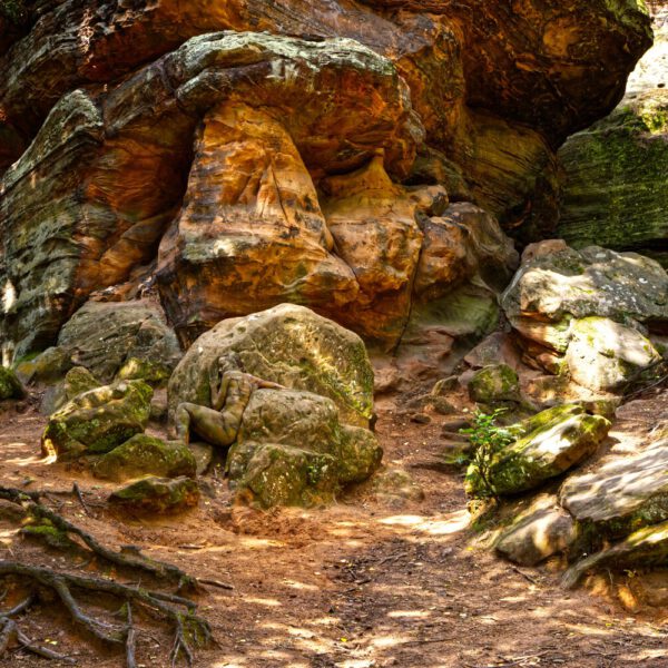 Felsenmotiv aus dem Körperkunstprojekt NATURE ART des Künstlers Jörg Düsterwald mit einem Bodypaintingmodell.