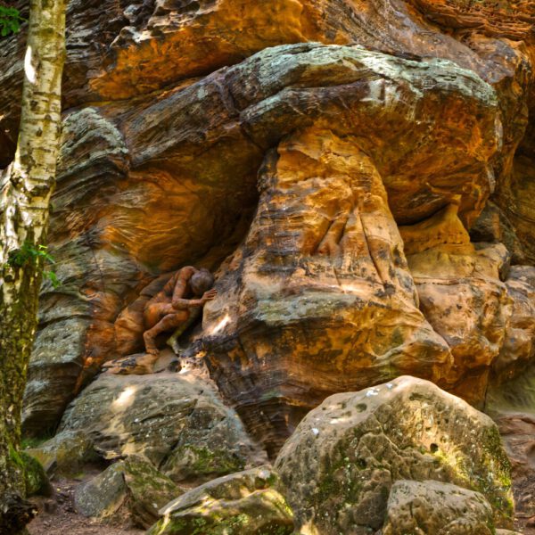Felsenmotiv aus dem Körperkunstprojekt NATURE ART des Künstlers Jörg Düsterwald mit einem Bodypaintingmodell.