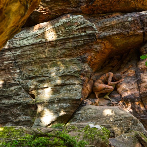 Felsenmotiv aus dem Körperkunstprojekt NATURE ART des Künstlers Jörg Düsterwald mit einem Bodypaintingmodell.
