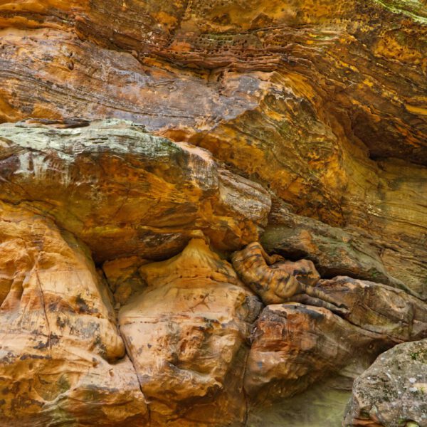 Felsenmotiv aus dem Körperkunstprojekt NATURE ART des Künstlers Jörg Düsterwald mit einem Bodypaintingmodell.