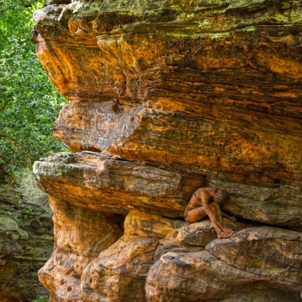 Felsenmotiv aus dem Körperkunstprojekt NATURE ART des Künstlers Jörg Düsterwald mit einem Bodypaintingmodell.