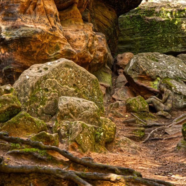 Felsenmotiv aus dem Körperkunstprojekt NATURE ART des Künstlers Jörg Düsterwald mit einem Bodypaintingmodell.