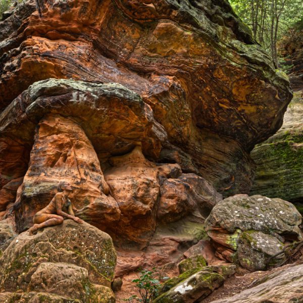 Felsenmotiv aus dem Körperkunstprojekt NATURE ART des Künstlers Jörg Düsterwald mit einem Bodypaintingmodell.