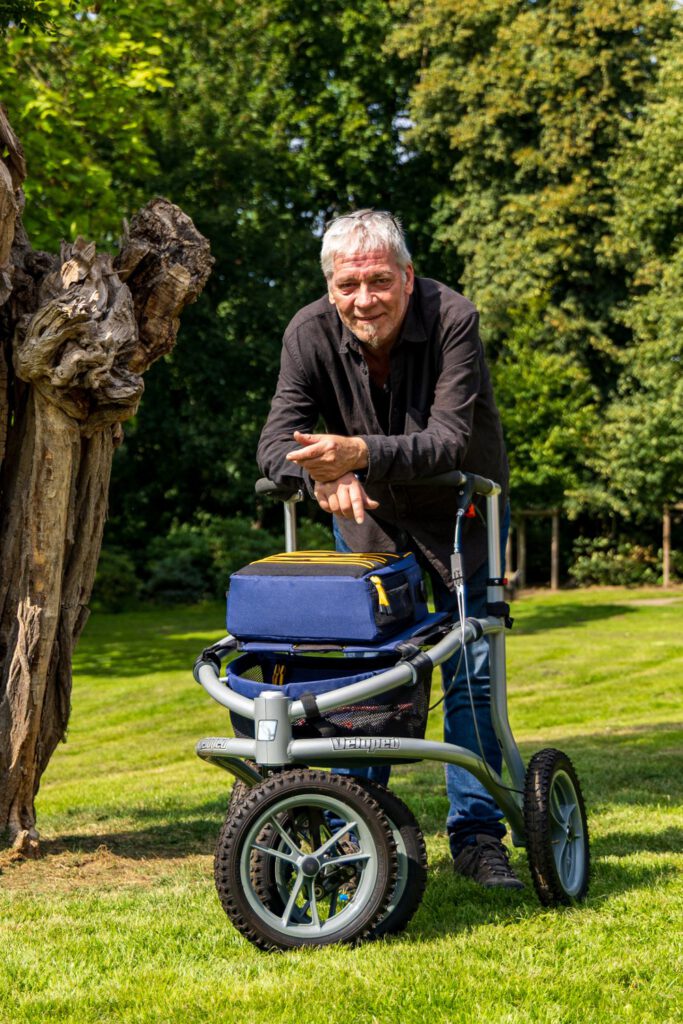 Künstler Jörg Düsterwald mit mobiler Gehhilfe
