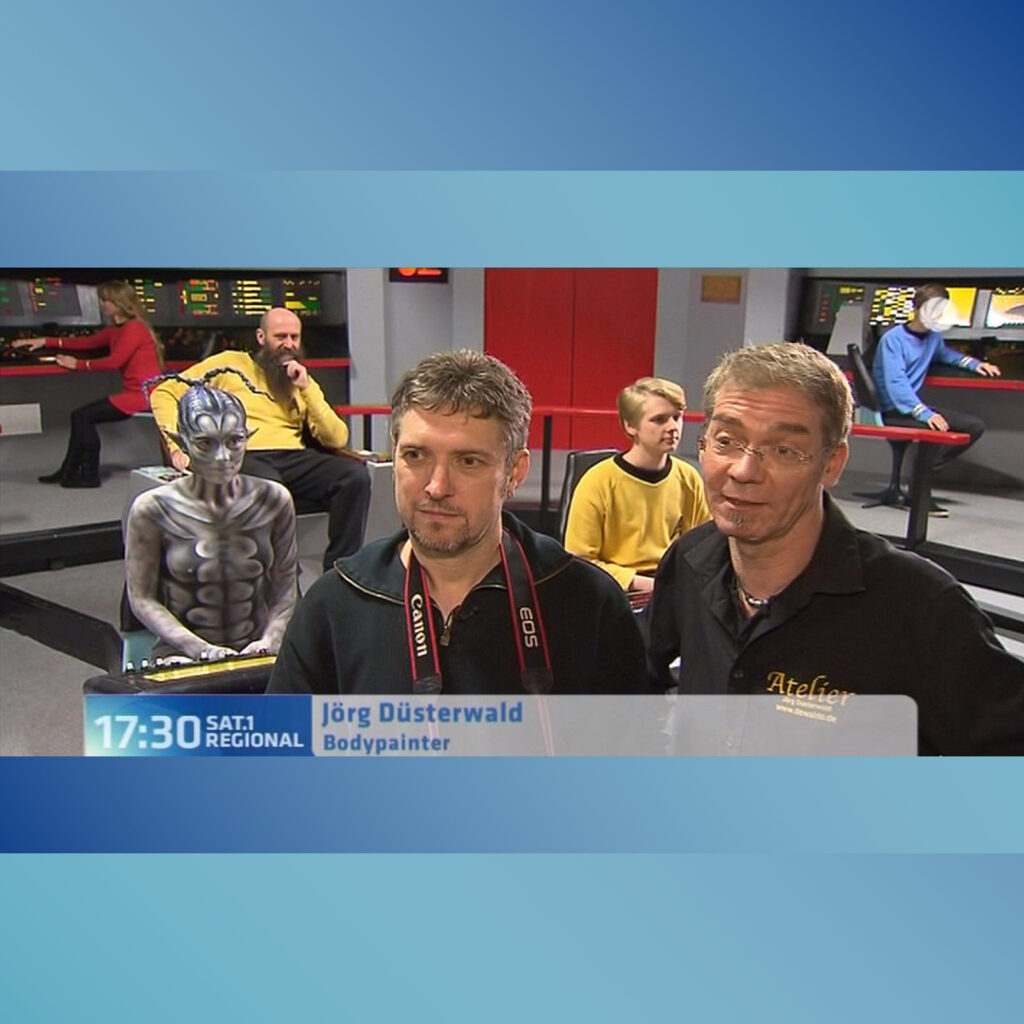 Ein Fernsehsender berichet über die Bodypainting-Arbeit des Künstlers Jörg Düsterwald