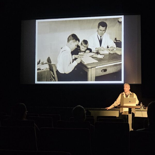 Künstler Jörg Düsterwald hält einen Vortrag über seine Arbeit.