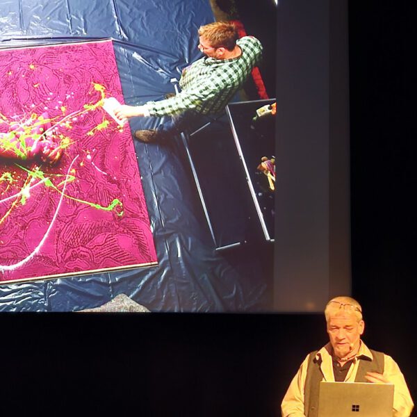 Künstler Jörg Düsterwald hält einen Vortrag über seine Arbeit.