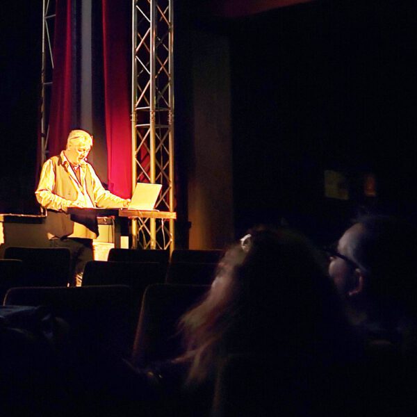 Künstler Jörg Düsterwald hält einen Vortrag über seine Arbeit.