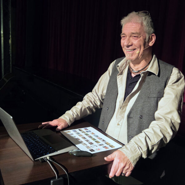 Künstler Jörg Düsterwald hält einen Vortrag über seine Arbeit.