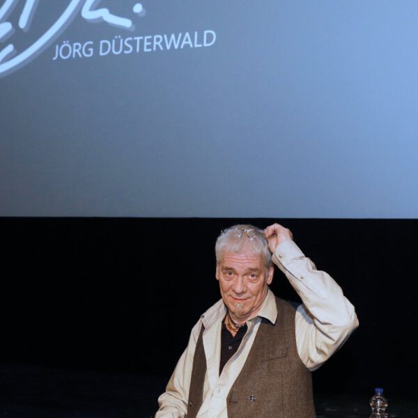 Künstler Jörg Düsterwald hält einen Vortrag über seine Arbeit.