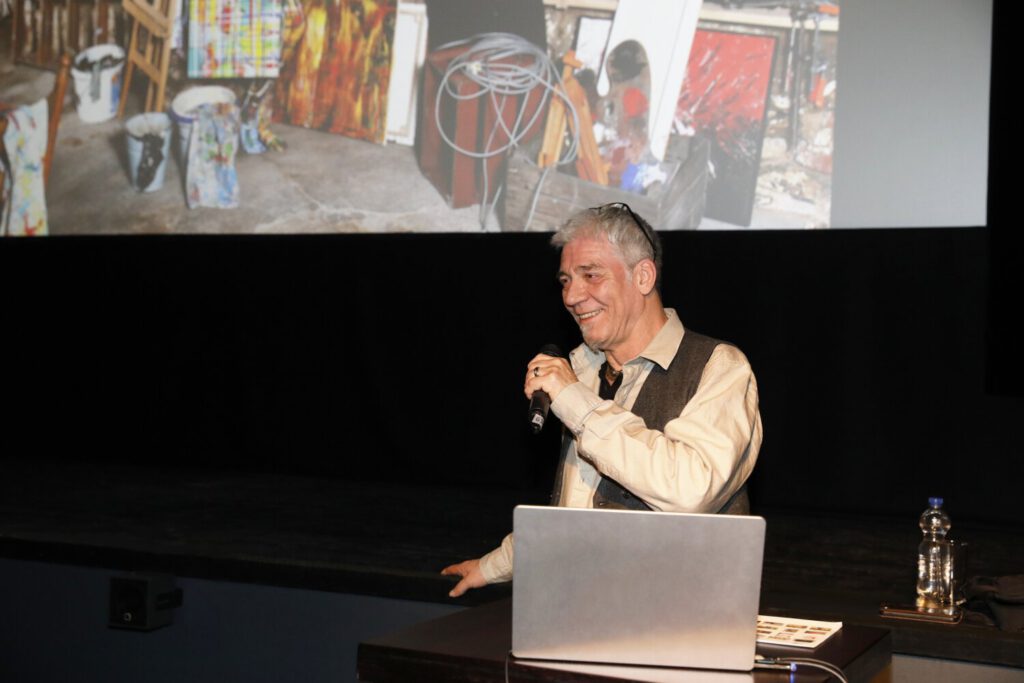 Künstler Jörg Düsterwald hält einen Vortrag über seine Arbeit.