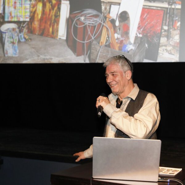 Künstler Jörg Düsterwald hält einen Vortrag über seine Arbeit.