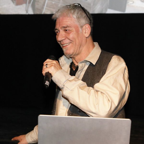 Künstler Jörg Düsterwald hält einen Vortrag über seine Arbeit.