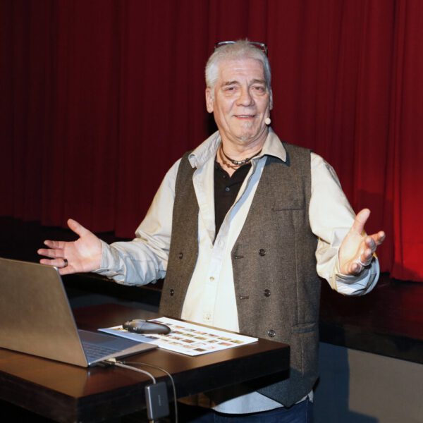 Künstler Jörg Düsterwald hält einen Vortrag über seine Arbeit.