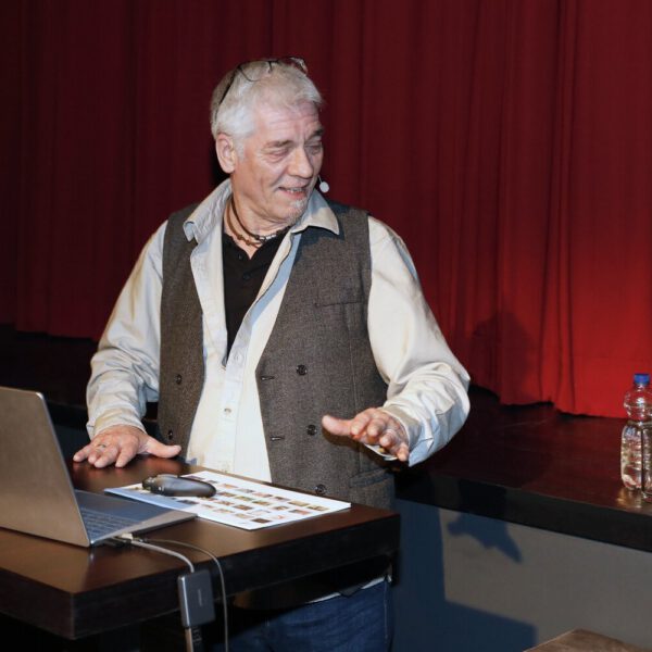 Künstler Jörg Düsterwald hält einen Vortrag über seine Arbeit.