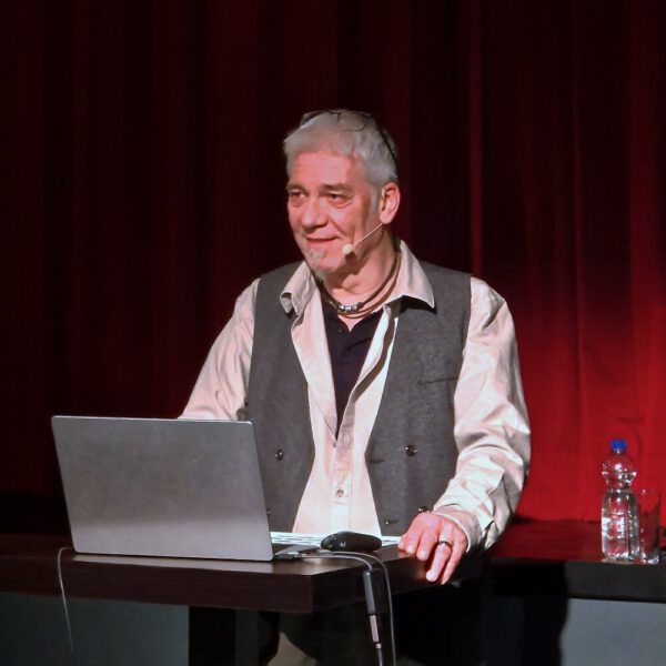 Künstler Jörg Düsterwald hält einen Vortrag über seine Arbeit.