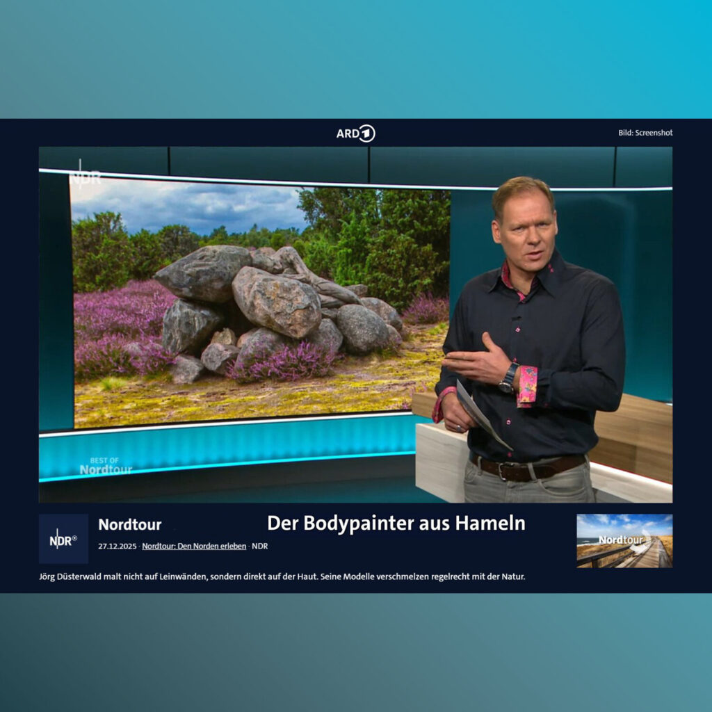 Ein Fernsehsender berichet über die Bodypainting-Arbeit des Künstlers Jörg Düsterwald