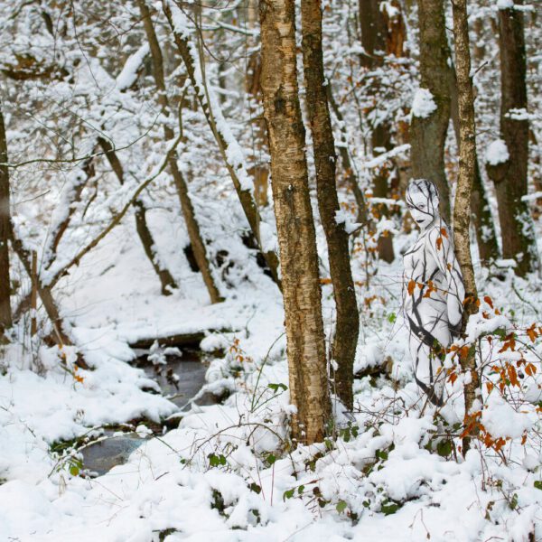Winter-Motiv von dem Körperkunstprojekt NATURE ART des Künstlers Jörg Düsterwald mit einem Bodypaintingmodell.