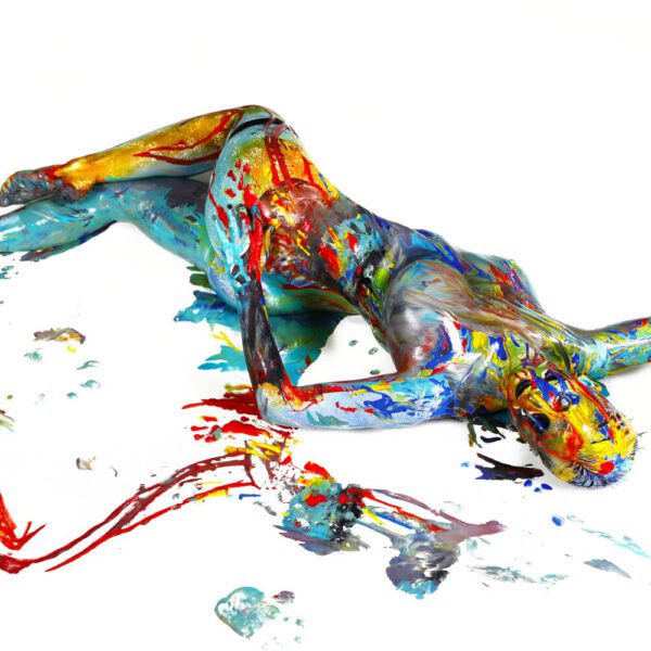 Ein nacktes Fotomodell wurde von Künstler Jörg Düsterwald mit bunter, flüssiger Farbe übergossen. Die Frau posiert liegend auf einer weißen Leinwand.