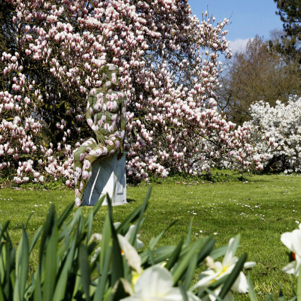 Magnolien-Motiv von dem Körperkunstprojekt NATURE ART des Künstlers Jörg Düsterwald mit einem Bodypaintingmodell.