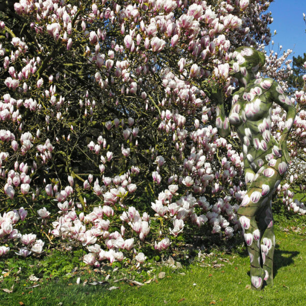 Magnolien-Motiv von dem Körperkunstprojekt NATURE ART des Künstlers Jörg Düsterwald mit einem Bodypaintingmodell.