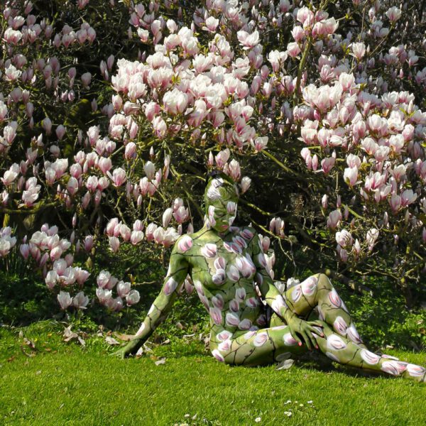 Magnolien-Motiv von dem Körperkunstprojekt NATURE ART des Künstlers Jörg Düsterwald mit einem Bodypaintingmodell.