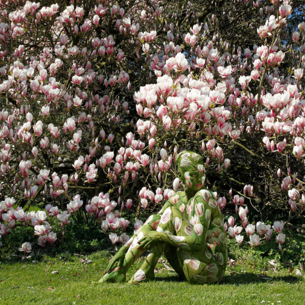 Magnolien-Motiv von dem Körperkunstprojekt NATURE ART des Künstlers Jörg Düsterwald mit einem Bodypaintingmodell.