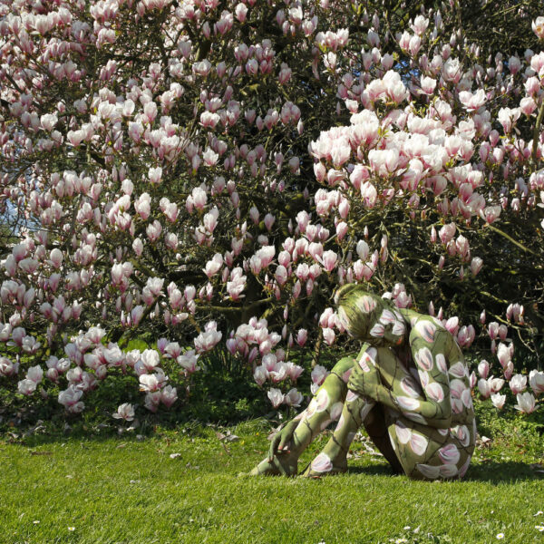 Magnolien-Motiv von dem Körperkunstprojekt NATURE ART des Künstlers Jörg Düsterwald mit einem Bodypaintingmodell.