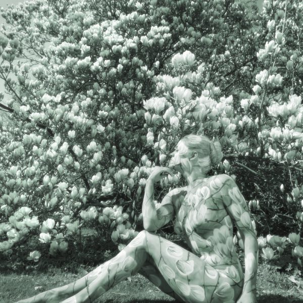 Magnolien-Motiv von dem Körperkunstprojekt NATURE ART des Künstlers Jörg Düsterwald mit einem Bodypaintingmodell.