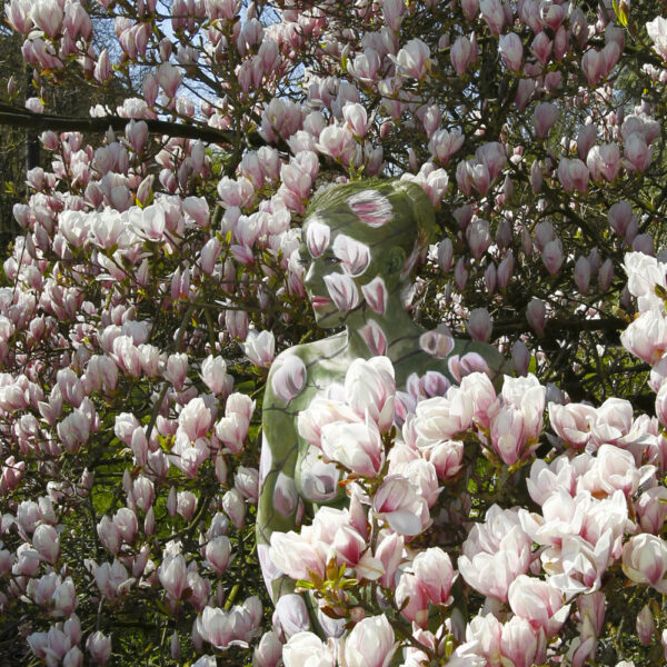 Magnolien-Motiv von dem Körperkunstprojekt NATURE ART des Künstlers Jörg Düsterwald mit einem Bodypaintingmodell.
