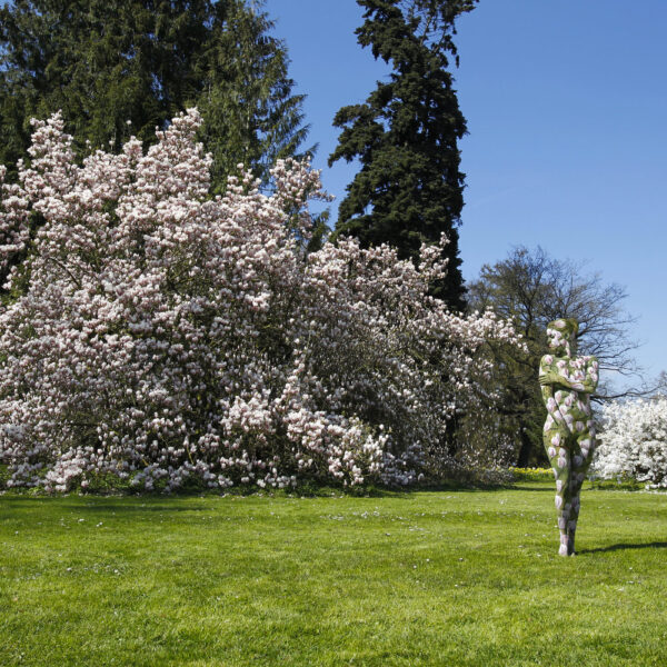 Magnolien-Motiv von dem Körperkunstprojekt NATURE ART des Künstlers Jörg Düsterwald mit einem Bodypaintingmodell.