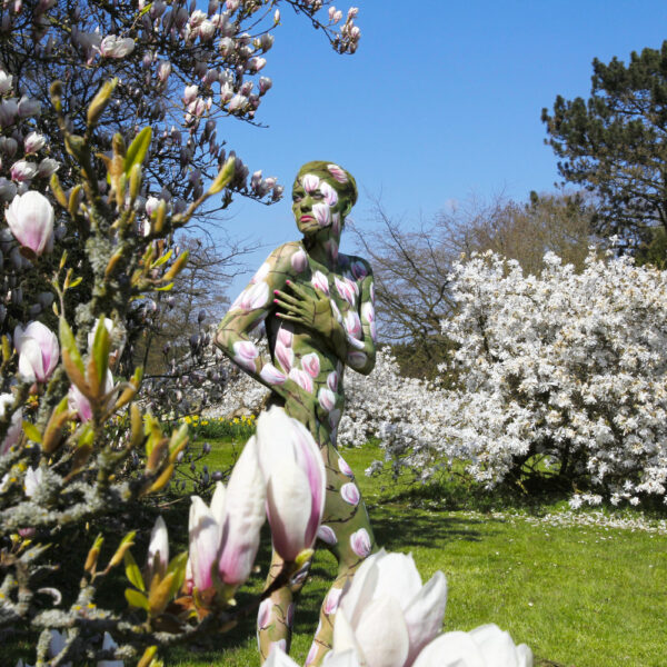 Magnolien-Motiv von dem Körperkunstprojekt NATURE ART des Künstlers Jörg Düsterwald mit einem Bodypaintingmodell.