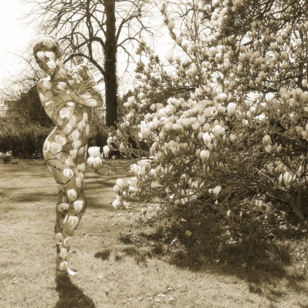 Magnolien-Motiv von dem Körperkunstprojekt NATURE ART des Künstlers Jörg Düsterwald mit einem Bodypaintingmodell.