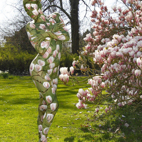 Magnolien-Motiv von dem Körperkunstprojekt NATURE ART des Künstlers Jörg Düsterwald mit einem Bodypaintingmodell.