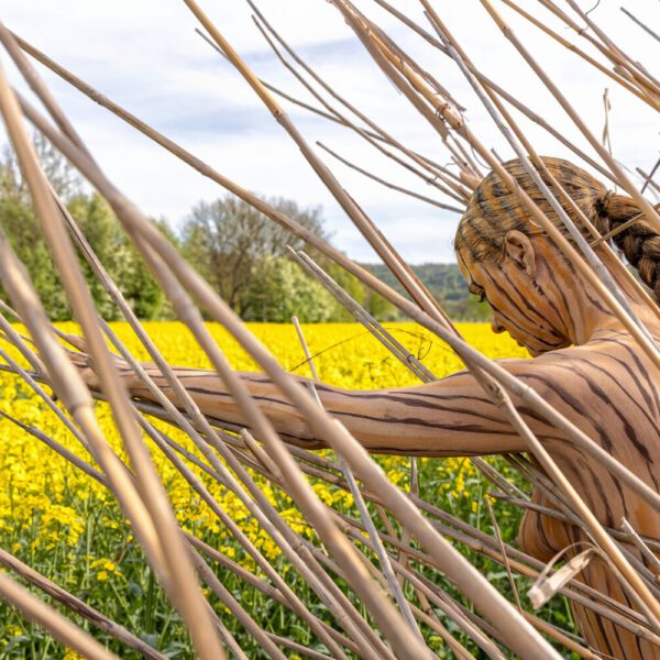 Schilf-Motiv von dem Körperkunstprojekt NATURE ART des Künstlers Jörg Düsterwald mit einem bemalten Fotomodell.
