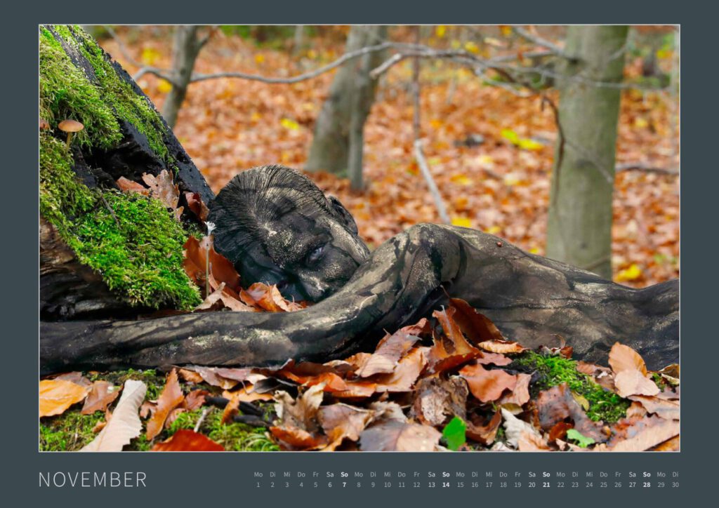 Das Monatsblatt November des Wandkalenders MENSCH und NATUR - FARBIGE SYMBIOSEN 2027 von Bodyart-Künstler Jörg Düsterwald und seinem Bodypainting-Kunstprojekt NATURE ART.