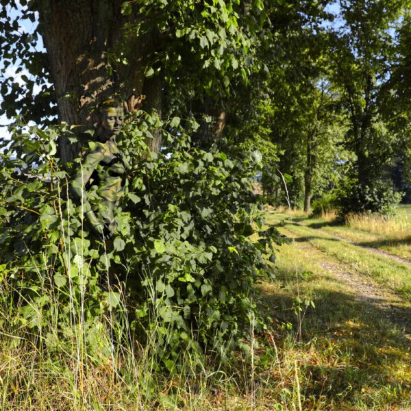 Allee-Motiv von dem Körperkunstprojekt NATURE ART des Künstlers Jörg Düsterwald mit einem bemalten Fotomodell.
