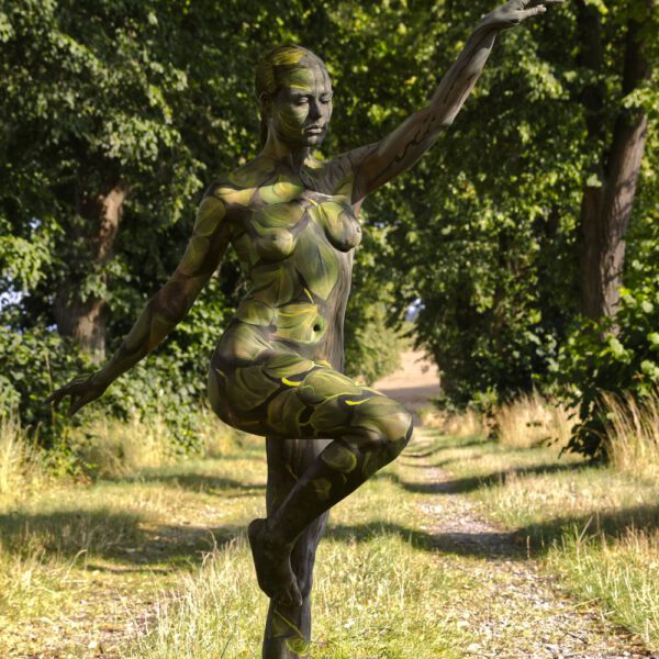 Allee-Motiv von dem Körperkunstprojekt NATURE ART des Künstlers Jörg Düsterwald mit einem bemalten Fotomodell.