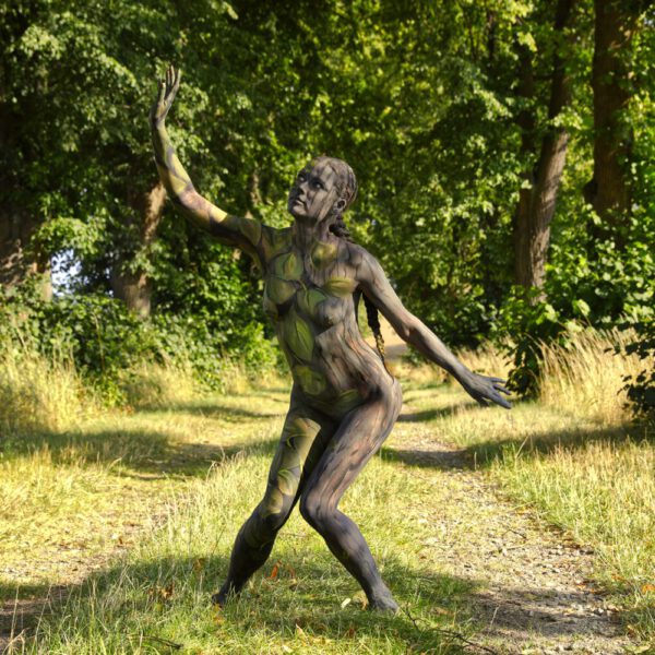 Allee-Motiv von dem Körperkunstprojekt NATURE ART des Künstlers Jörg Düsterwald mit einem bemalten Fotomodell.
