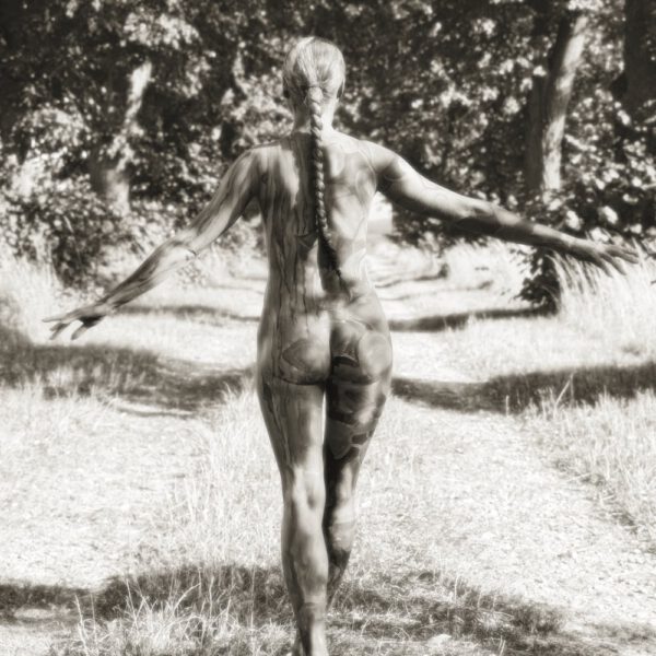 Allee-Motiv von dem Körperkunstprojekt NATURE ART des Künstlers Jörg Düsterwald mit einem bemalten Fotomodell.