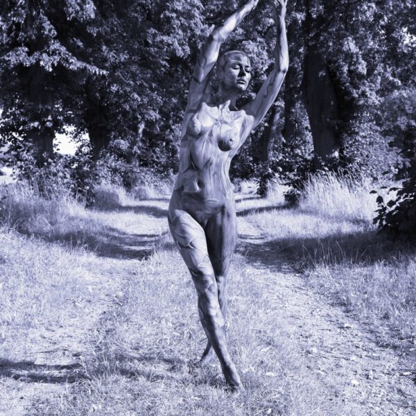 Allee-Motiv von dem Körperkunstprojekt NATURE ART des Künstlers Jörg Düsterwald mit einem bemalten Fotomodell.