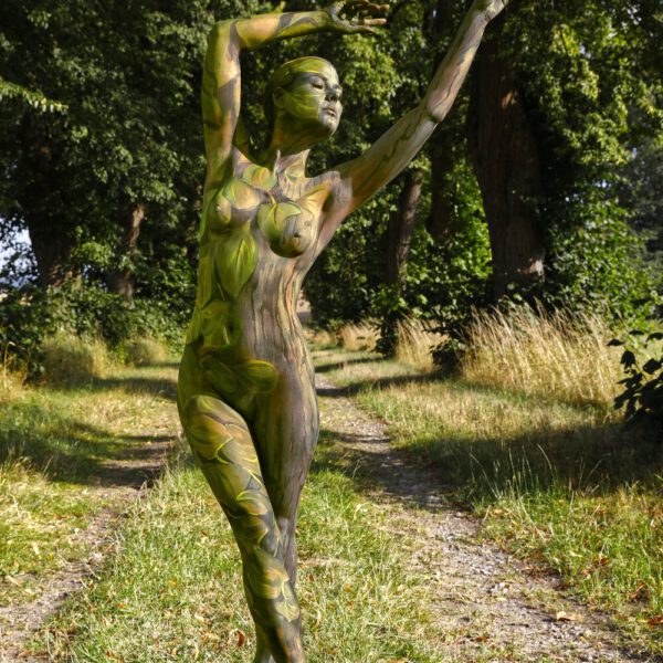 Allee-Motiv von dem Körperkunstprojekt NATURE ART des Künstlers Jörg Düsterwald mit einem bemalten Fotomodell.