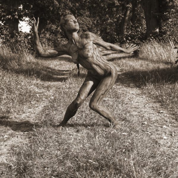 Allee-Motiv von dem Körperkunstprojekt NATURE ART des Künstlers Jörg Düsterwald mit einem bemalten Fotomodell.