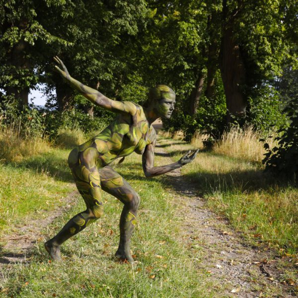 Allee-Motiv von dem Körperkunstprojekt NATURE ART des Künstlers Jörg Düsterwald mit einem bemalten Fotomodell.