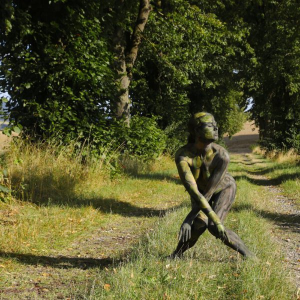 Allee-Motiv von dem Körperkunstprojekt NATURE ART des Künstlers Jörg Düsterwald mit einem bemalten Fotomodell.