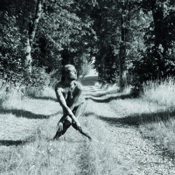 Allee-Motiv von dem Körperkunstprojekt NATURE ART des Künstlers Jörg Düsterwald mit einem bemalten Fotomodell.