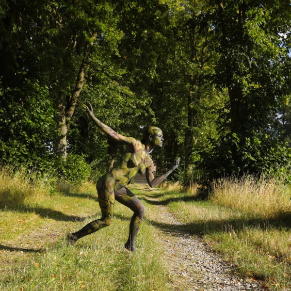 Allee-Motiv von dem Körperkunstprojekt NATURE ART des Künstlers Jörg Düsterwald mit einem bemalten Fotomodell.