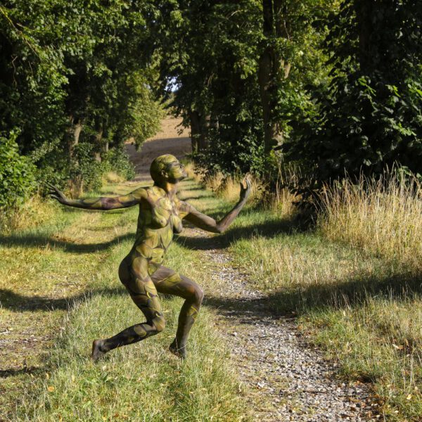 Allee-Motiv von dem Körperkunstprojekt NATURE ART des Künstlers Jörg Düsterwald mit einem bemalten Fotomodell.