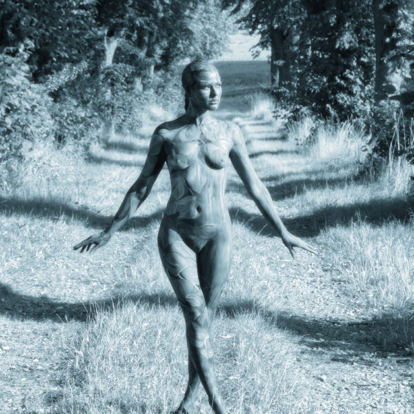 Allee-Motiv von dem Körperkunstprojekt NATURE ART des Künstlers Jörg Düsterwald mit einem bemalten Fotomodell.